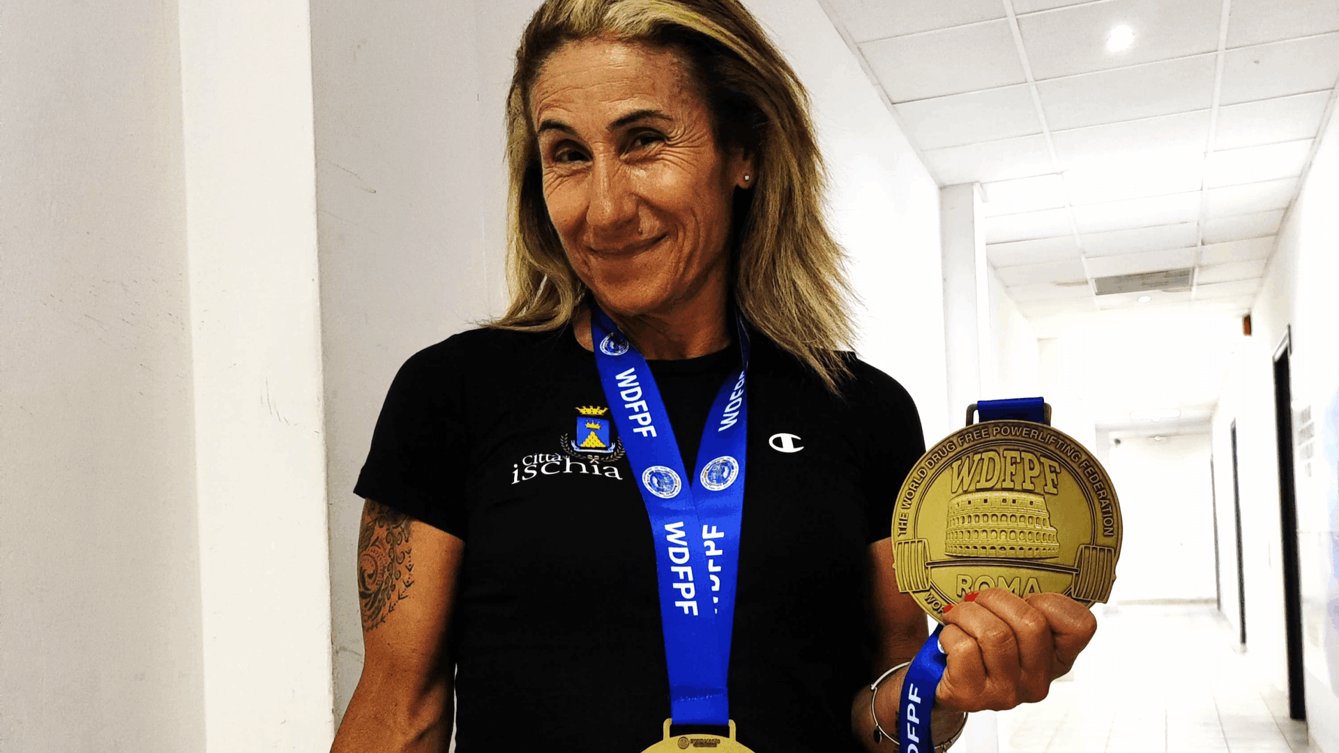Антонелла Джентиле побеждает на чемпионате мира по пауэрлифтингу 2025 года: золото в жиме штанги лежа в Риме
