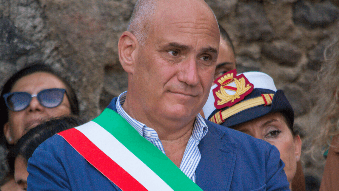 Ischia: Enzo Ferrandino "snijdt het neomelodische" in Bar Calise