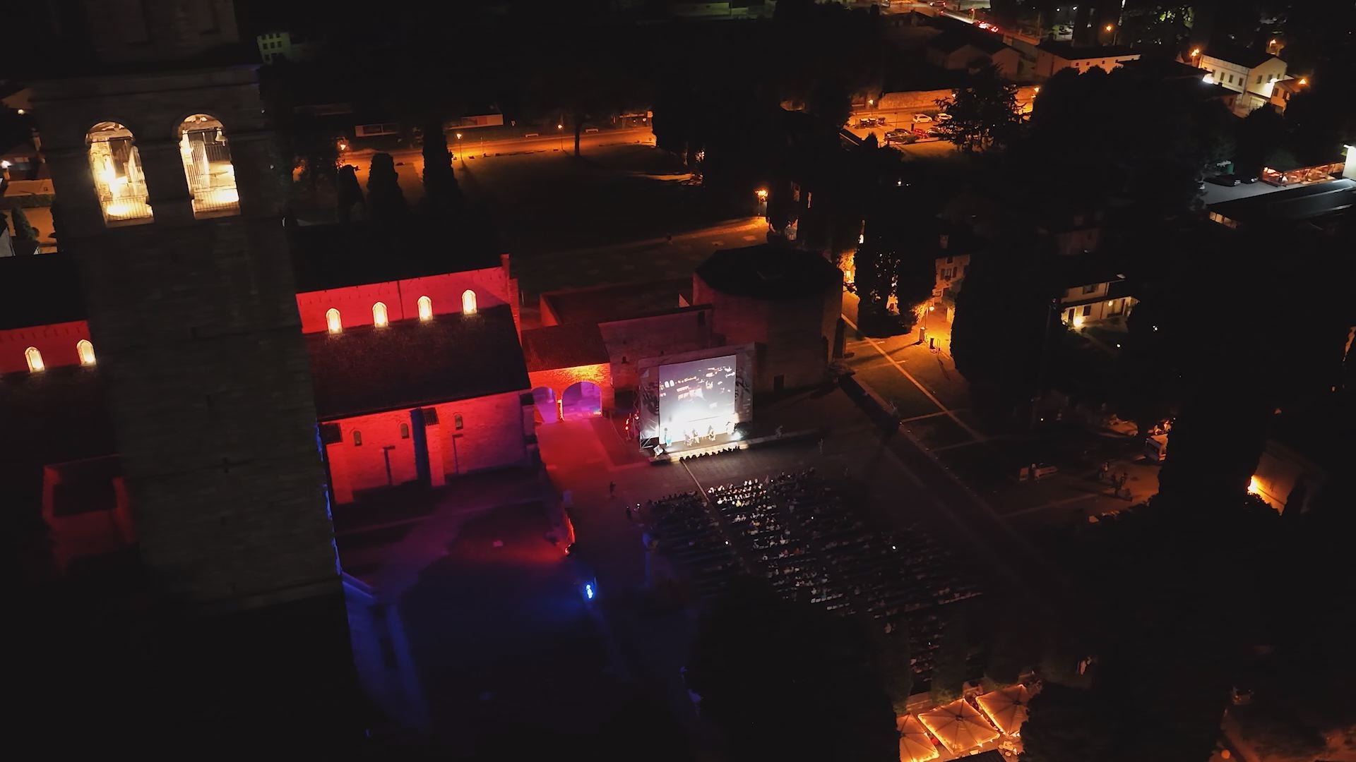 Festival de Cinema de Aquileia: Arqueologia em filme cativa o público na praça e via transmissão ao vivo.