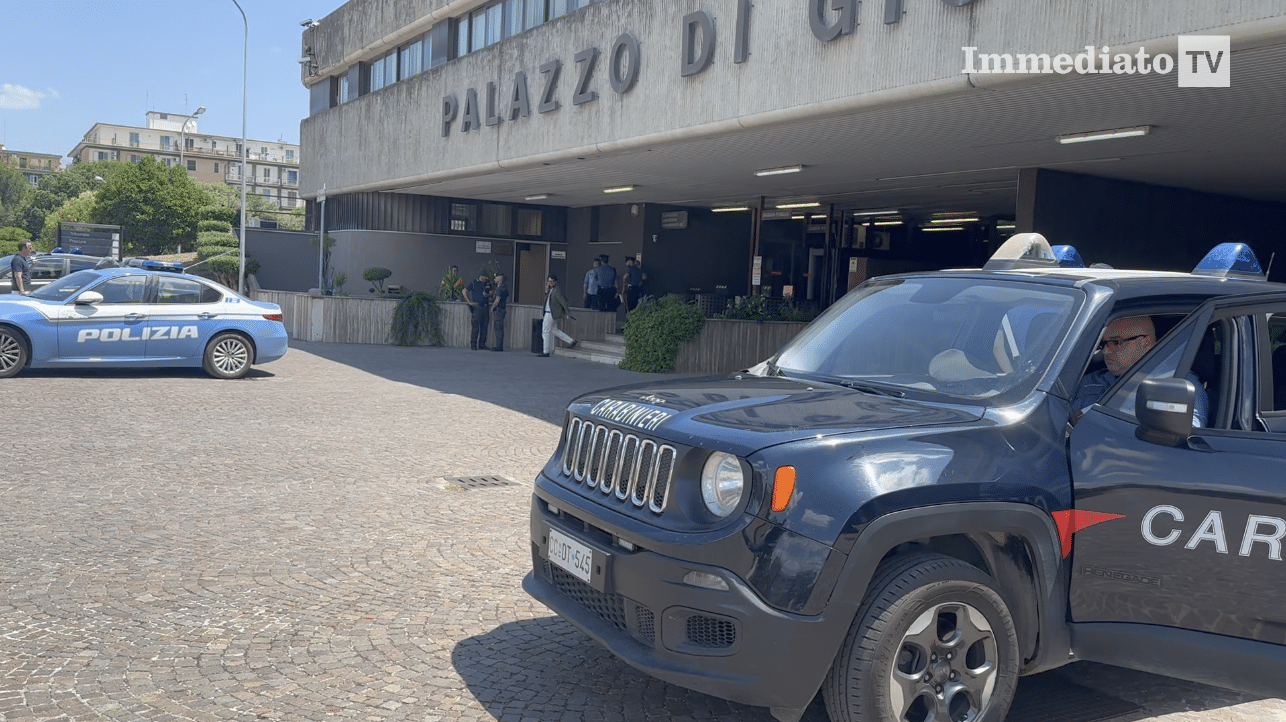 Foggia, un preso intenta escapar fuera del juzgado: tres guardias penitenciarios heridos