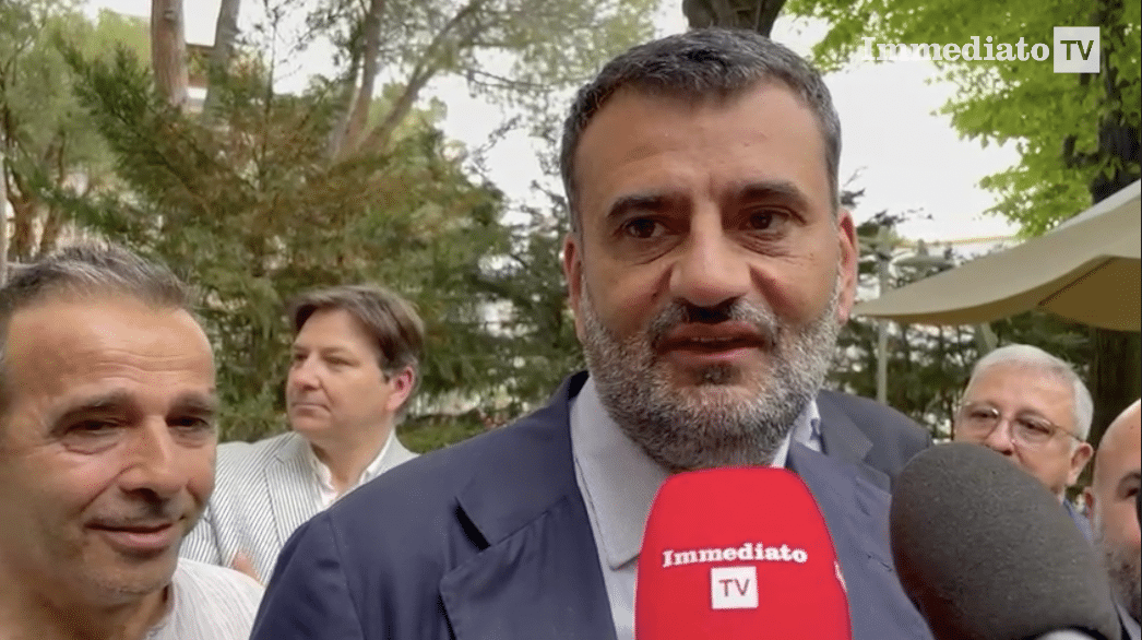 Schlein l'applaudit, Tarente l'accueille : mais l'hypothèse du troisième mandat pousse Decaro vers un recul