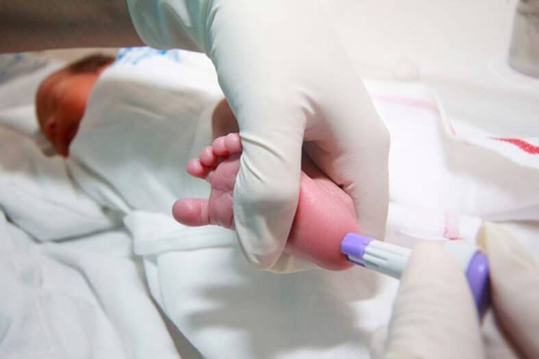 Puglia Genoomprogramma, Registratie van Verklevingen: Genetische Test Uitgevoerd bij 86% van de Pasgeborenen. Mater Dei aan de Top