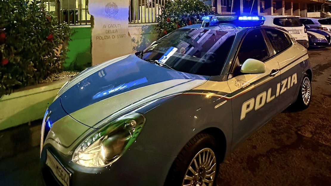 Em Foggia, 15 pessoas estão sendo procuradas por uma briga a machado. A polícia acusou um homem de porte ilegal de arma de fogo.