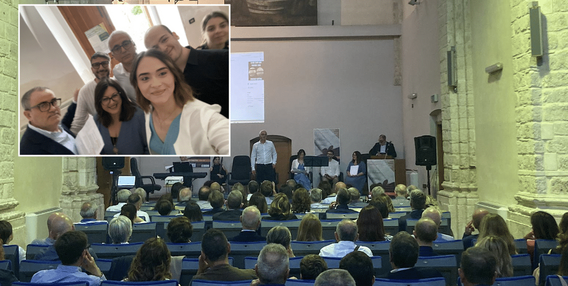 Manfredonia : poésie, musique et rires au Palazzo Celestini avec le spectacle de Raffaele Notarangelo