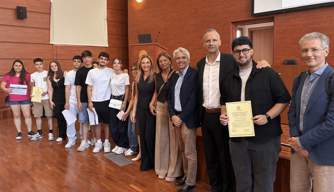 Studenci Uniwersytetu w Foggi otrzymują nagrody: pierwsza edycja Prowincjonalnej Olimpiady Ekonomicznej Przedsiębiorstwa okazała się sukcesem.