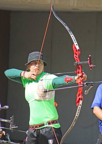 Aída Román now launches her arrows as a coach in the US.