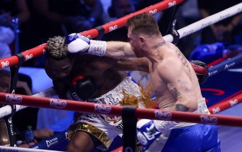 Canelo, William Scull'a karşı oybirliğiyle alınan kararla zafer kazandı