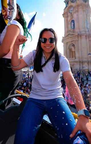 Mistrzyni Charlyn Corral wraca do Tri