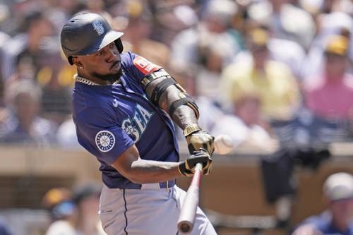 Arozarena slaat een homerun tijdens de overwinning van de Mariners op de Padres.