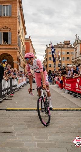 Del Toro s'accroche au maillot rose du Giro