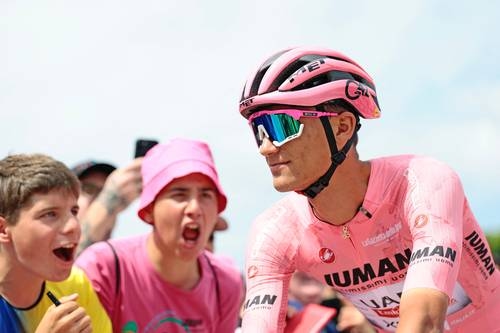 We zullen Isaac del Toro in de groep verdedigen, zegt directeur van Team Emirates