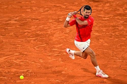 Djokovic advances in Paris towards his 25th Grand Slam title