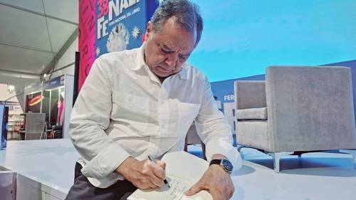 José Ángel Leyva, Retlatos adlı kitabında röportaj yaptığı 30 sanatçının “giysilerine” bürünüyor.