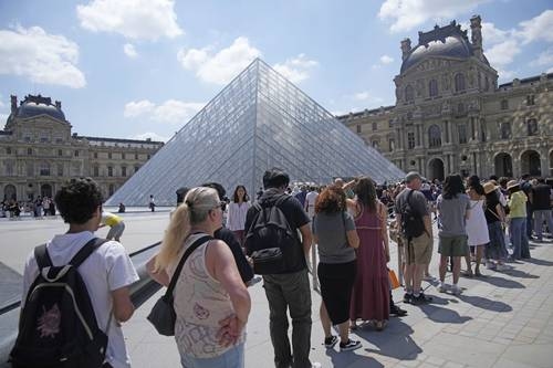 Cierra el Louvre, abrumado  y con poco personal, una alerta del sobreturismo