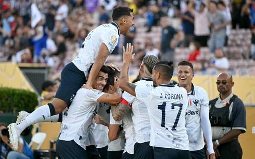 Une série de buts place Monterrey au prochain tour ; ils ont battu Urawa 4-0.