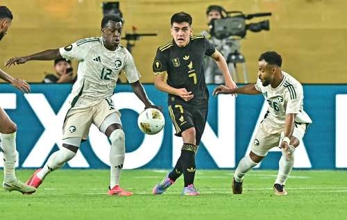 Mexico, with Mora as a starter, advances to the next round