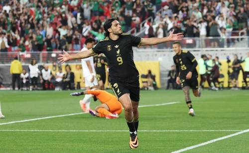 Raúl Jiménez pone a México en la final