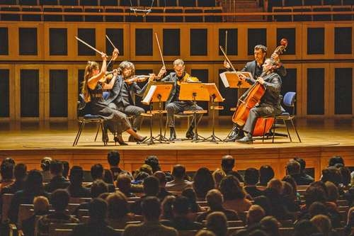 Das Wiener Streichquintett wird die Strauss-Brüder mit einer Vorführung der „Kunst des Arrangements“ würdigen.