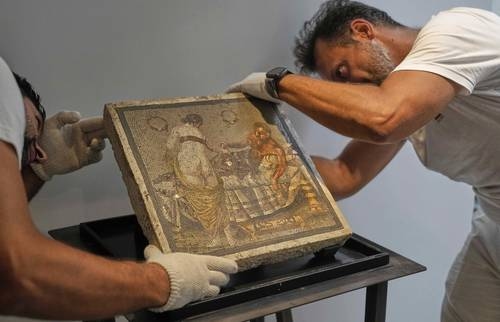 Nazi kaptanı tarafından çalınan erotik mozaik Pompeii'ye geri döndü