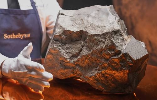 Het grootste stuk Mars op aarde wordt geveild voor ruim 5 miljoen dollar.