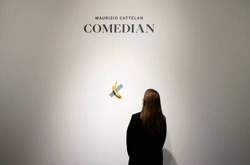Bezoeker gebeten in banaan die vastzat aan muur in het Pompidou, door Maurizio Cattelan