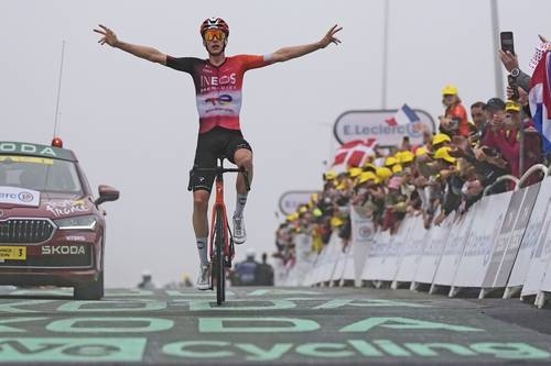 L'olandese Arensman vince la tappa più dura del Tour de France