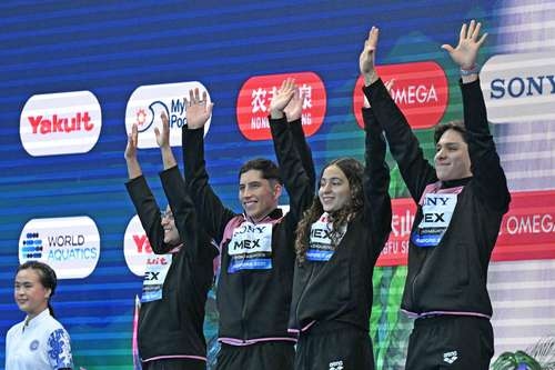 Het gemengde duikteam van het Spaanse driekleurenteam behaalt zilver op de wereldkampioenschappen in Singapore.