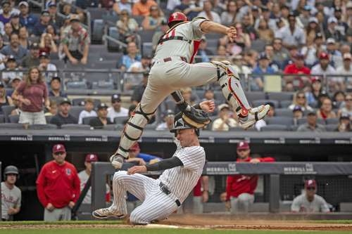 Yankees pokonali Phillies 4-3; McMahon błyszczy na pałce