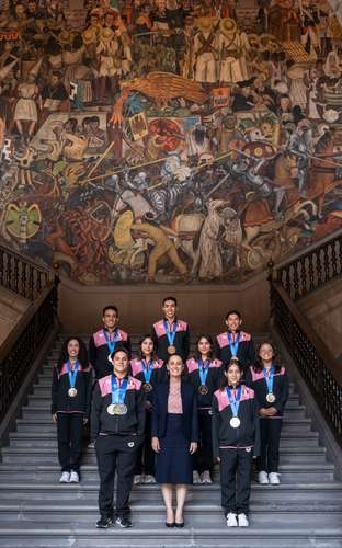 Sheinbaum recibe al equipo histórico de clavadistas en Palacio Nacional