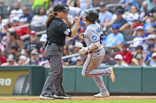 Pawol durchbricht die Geschlechterbarriere und ruft sein erstes Out in der MLB aus.