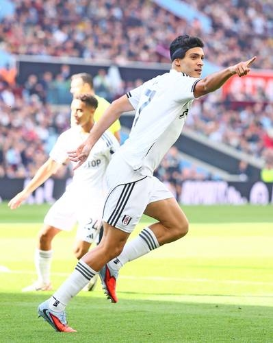 Raúl Jiménez anota con Fulham y sale lesionado