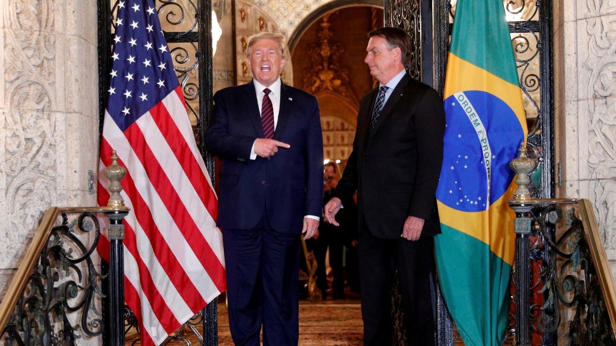 Trump kündigt im Zusammenhang mit dem Prozess gegen Bolsonaro neue Zölle an, darunter einen 50-prozentigen Zoll auf Brasilien.