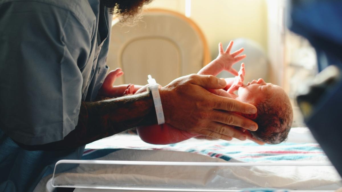 Claves para cuidar a un bebé prematuro, en el hospital y en casa