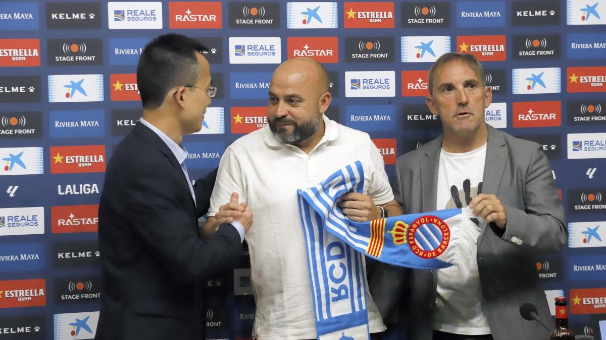 Manolo González's ads and Rubi's mirror