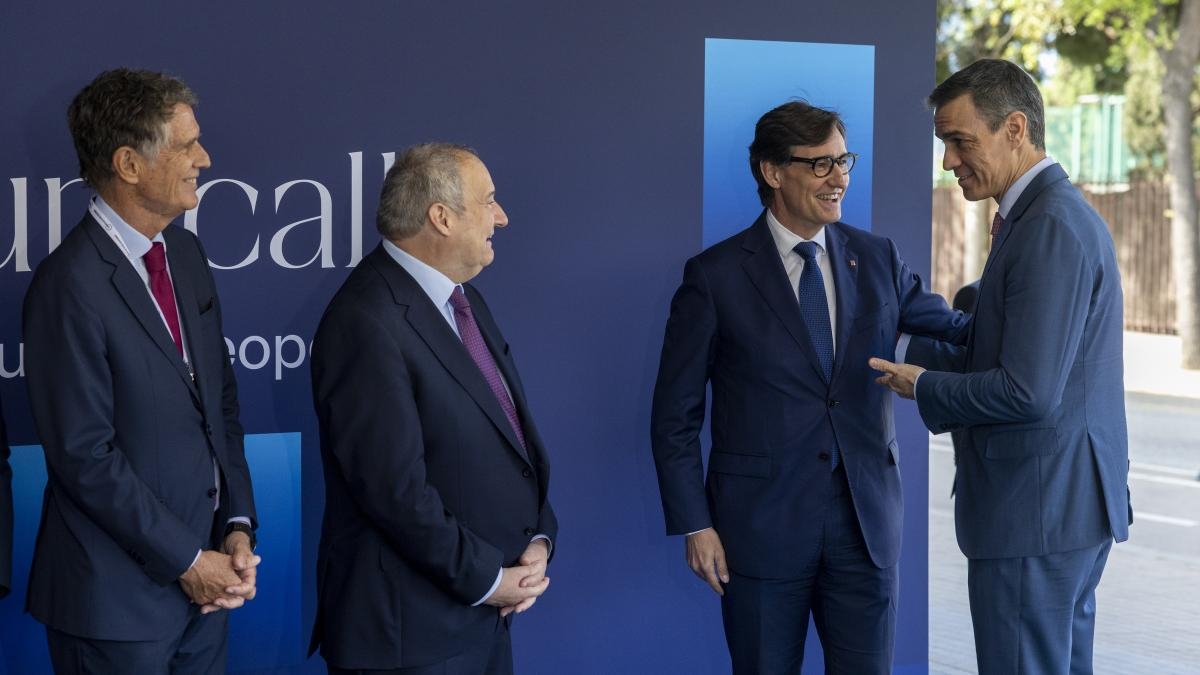 Sánchez takes the reins of the BBVA-Sabadell takeover bid with an unprecedented public consultation.
