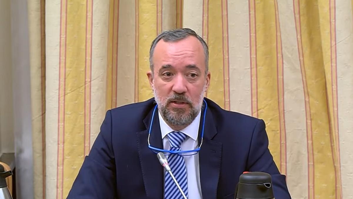 Hakim, el konulan verileri güvence altına aldıktan sonra Francisco Martínez'i serbest bıraktı.