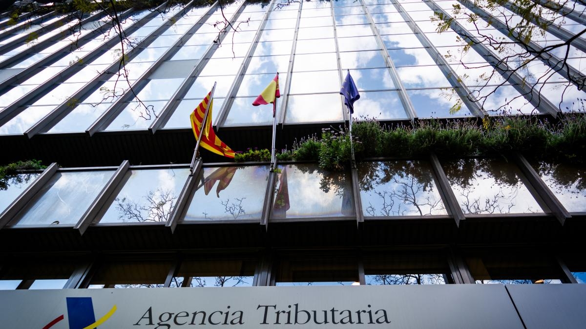 A taxa média do imposto de renda pessoal atinge um recorde devido à falta de deflação e à melhoria do emprego.