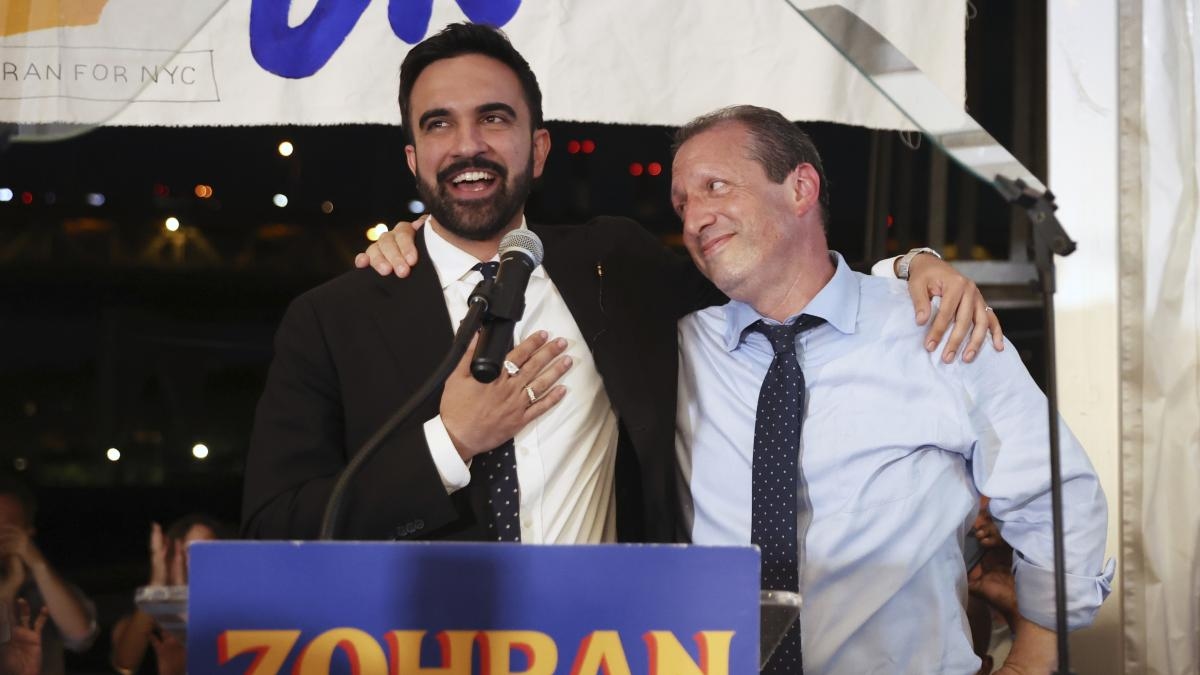 De linkse Zohran Mamdani verslaat Andrew Cuomo en wint de Democratische voorverkiezingen voor het burgemeesterschap van New York.