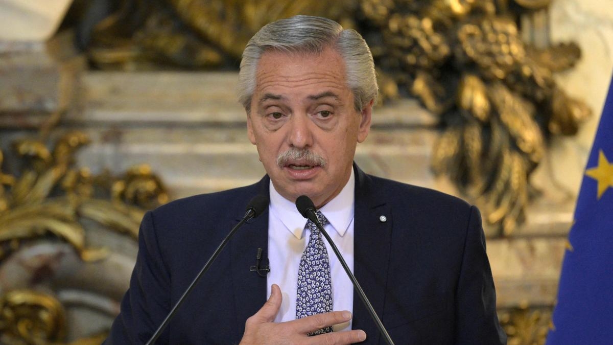 Eski Peronist Devlet Başkanı Alberto Fernández, iktidarı sırasında yolsuzluk yaptığı gerekçesiyle yargılanıyor.