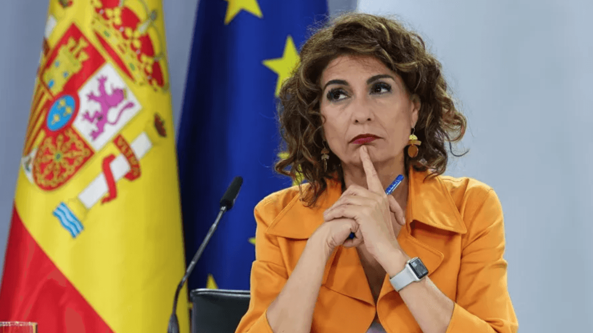 O Governo aprova o alívio da dívida de quinze regiões autónomas, no valor de 83,252 mil milhões de euros.