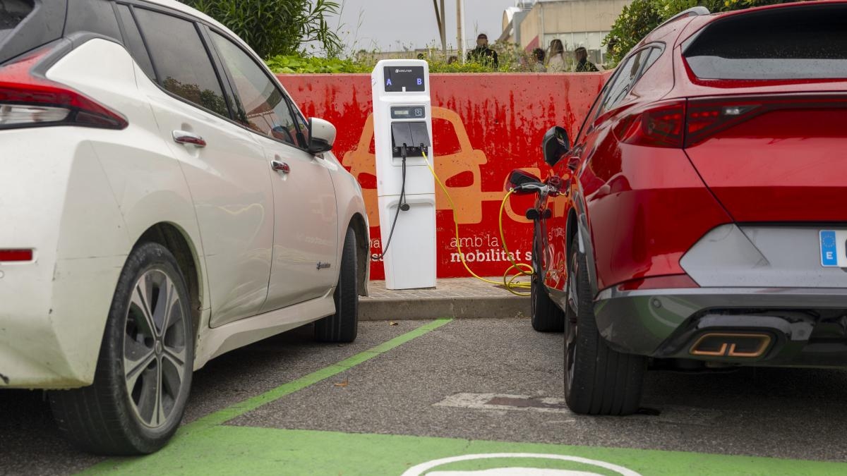 Samochody elektryczne są nieosiągalne dla 8 na 10 kupujących ze względu na cenę.