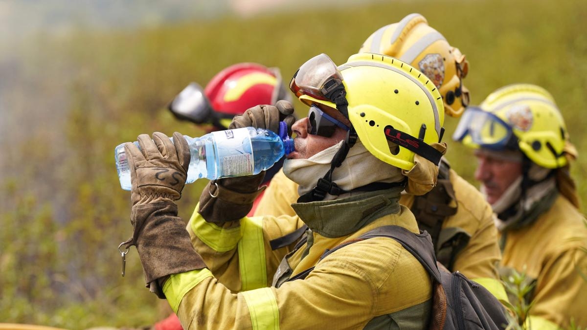 The fires are fueling political anger and reigniting tensions between the government and the People's Party.