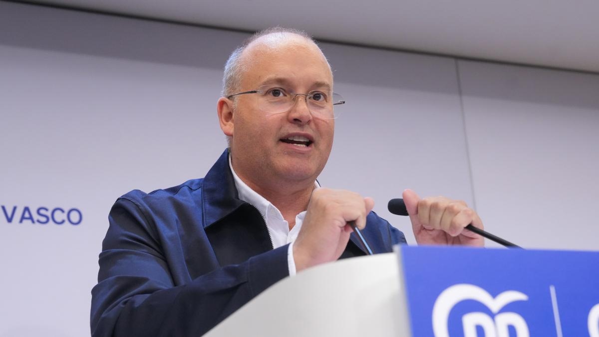 O PP acusa Sánchez de "dinamizar" a democracia ao governar sem orçamento e atacar juízes.