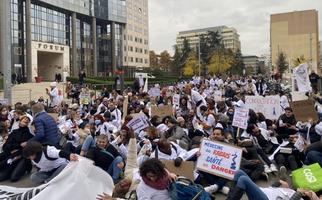 Lyon: Thousands protest against regulation of doctors' practice