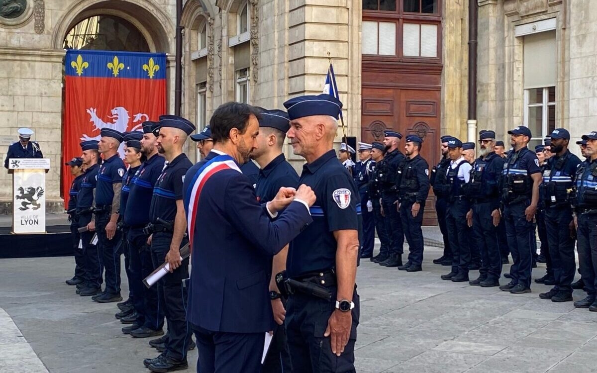 En Lyon, el ayuntamiento instaurará un «compromiso de servicio» de tres años para sus agentes de policía municipal.
