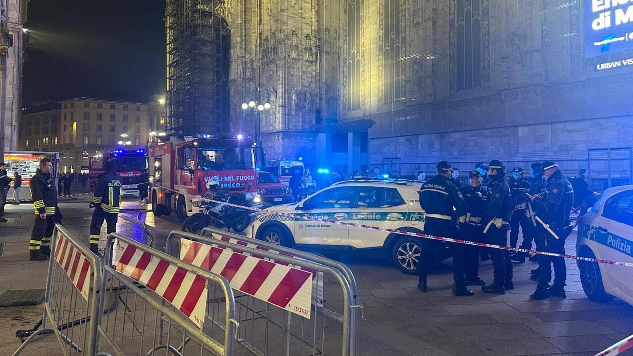 H&M in Piazza Duomo evacuated: one floor filled with smoke