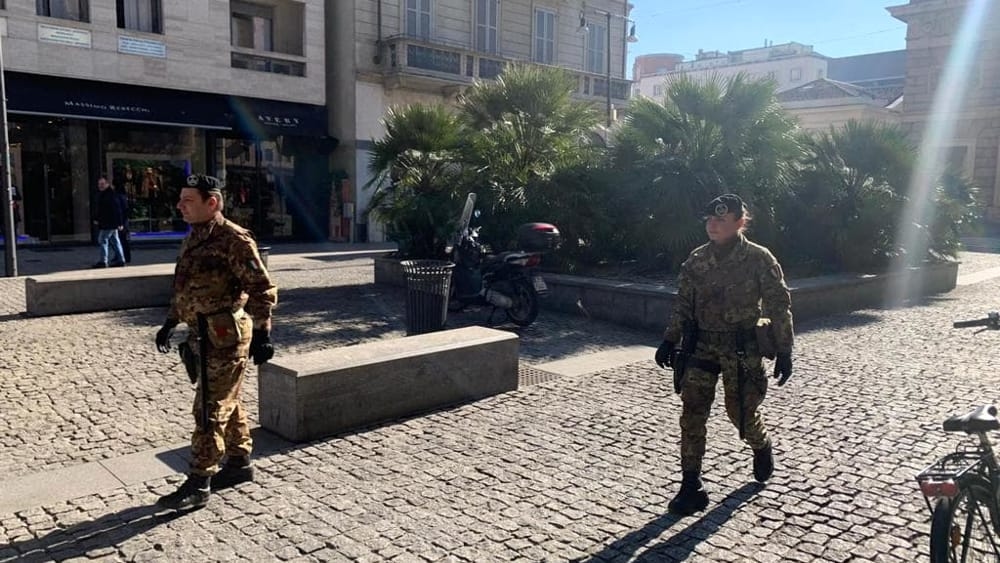 Ze haalt de portemonnee uit de jas van het slachtoffer, maar de soldaten zien haar