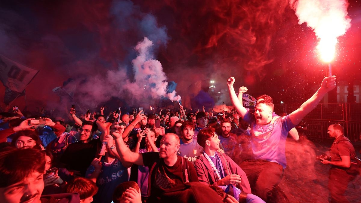Wszystkie tamy pękły na Versuvius: SSC Napoli świętuje tytuł mistrzowski dziką erupcją pirotechniczną