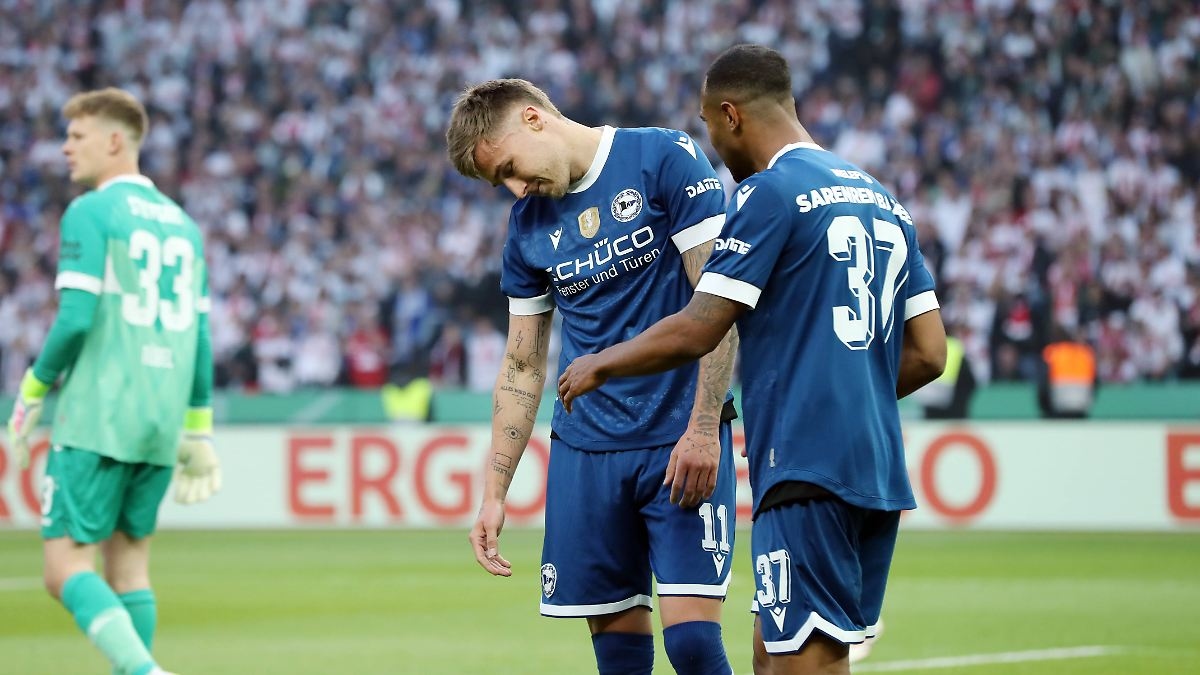 Chutes no travessão, três sustos: Bielefeld implode em 16 minutos após susto na Copa