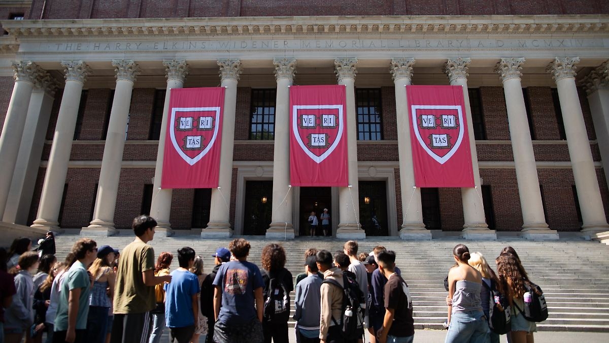 L'università può tirare un sospiro di sollievo per ora: il tribunale blocca il divieto di ingresso ad Harvard imposto da Trump